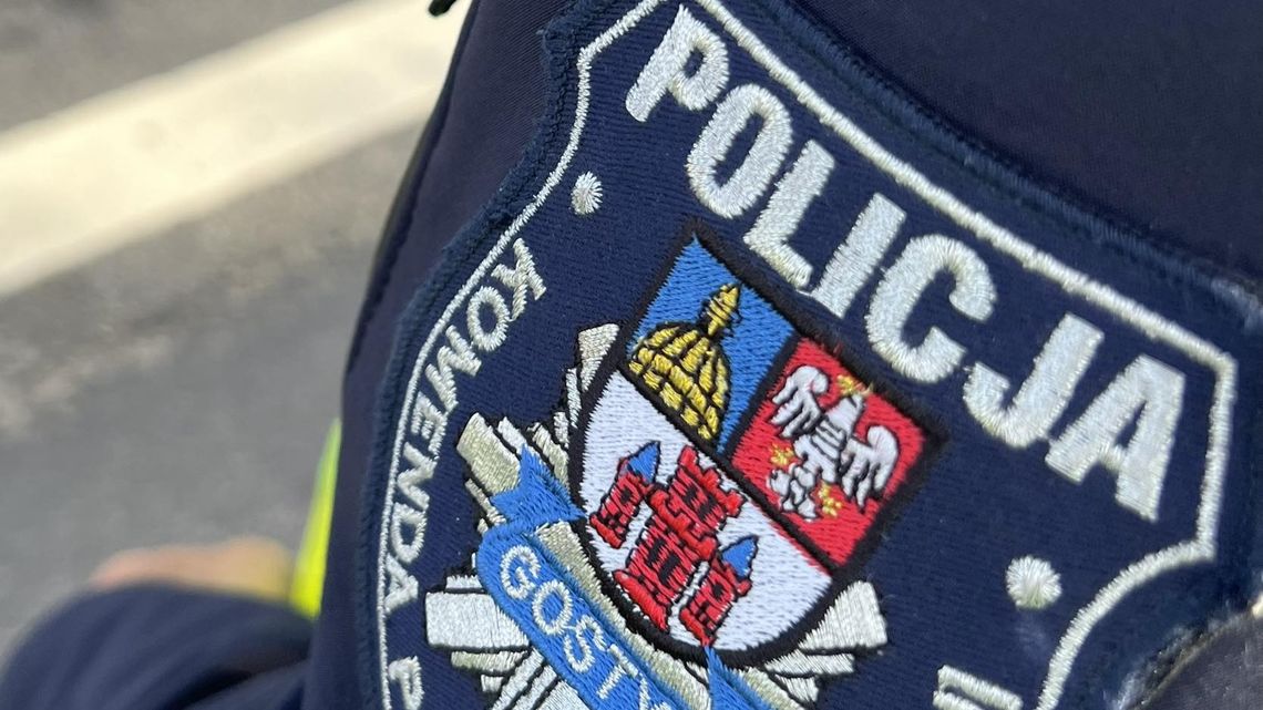 Wyszedł ze sklepu w nowych butach, swoje schował do pudełka. Ukradł dwa różne buty, w różnych rozmiarach Wyszedł ze sklepu w nowych butach, swoje schował do pudełka. Ukradł dwa różne buty, w różnych rozmiarach