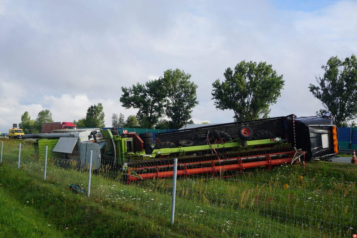 Z autostrady wypadł tir wiozący na naczepie kombajn (galeria)