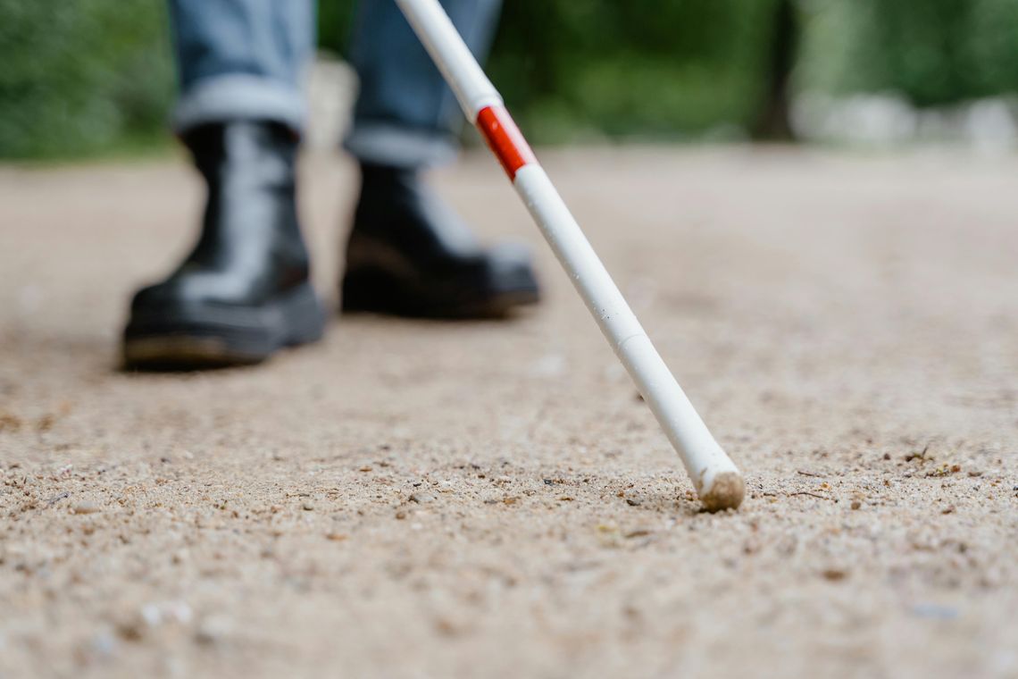 Zamiast pomocy – strach i przemoc. 51-latek znęcał się nad niewidomą kobietą