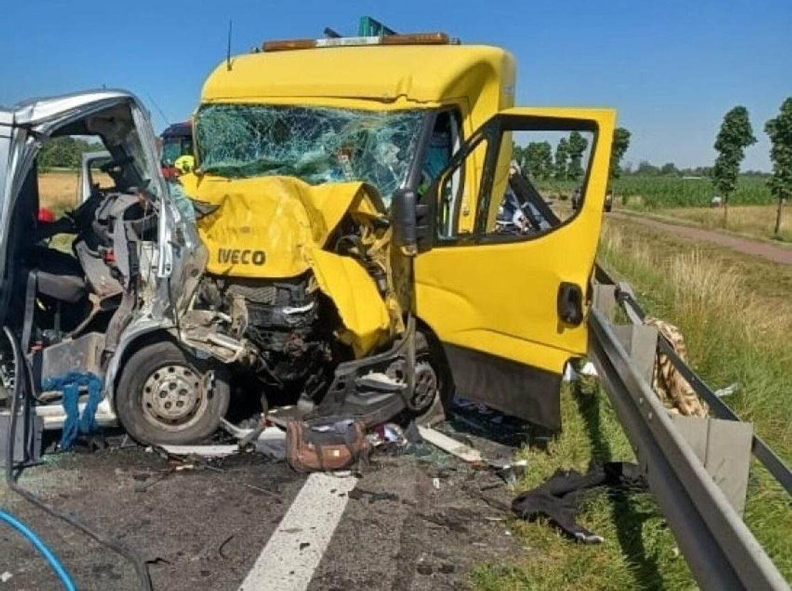 Zderzenie busa i lawety w Brzeziu. Cztery osoby trafiły do szpitala