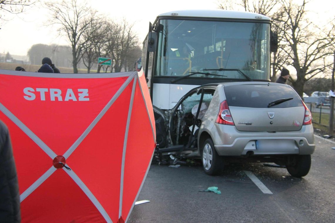 Zderzenie osobówki z autobusem. Nie żyje 78-letni mężczyzna