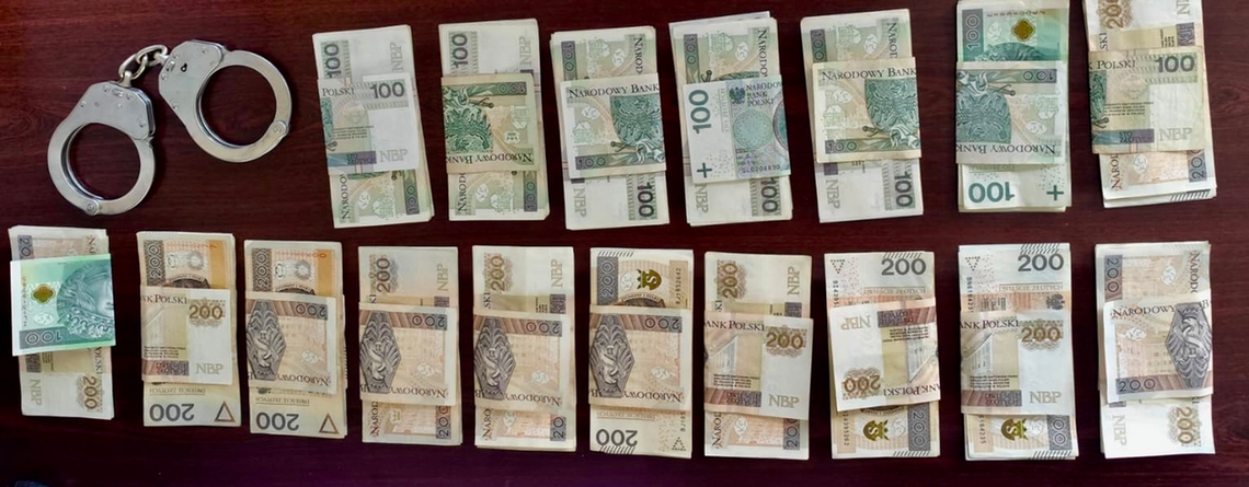 Zostawił kamizelkę przed klubem. W kieszeni miał 20 tysięcy złotych! Zostawił kamizelkę przed klubem. W kieszeni miał 20 tysięcy złotych!