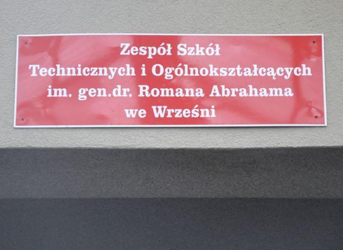 ZSTiO weterynarią stoi. Ścisk także w klasach mundurowych