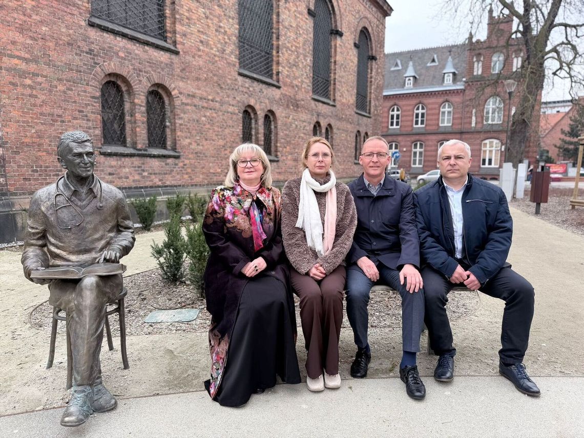 Żywy pomnik dla Doktora - prozdrowotne wydarzenie na skwerze dr. Mariana Fludra w Gnieźnie