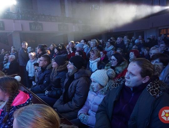 ania-wyszkoni-spiewa-koledey-we-wrzesni-05-01-201908fot-marek-jakubowski